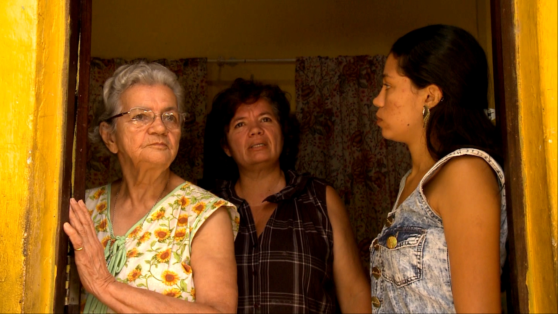 Magdalena, Marta e Azânia participam da mobilização de mulheres na comunidade do Calafate, situada no Bairro Fazenda Grande do Retiro, em Salvador (BA)